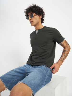 V-NECK PLACKET T-SHIRT W/RIVETS